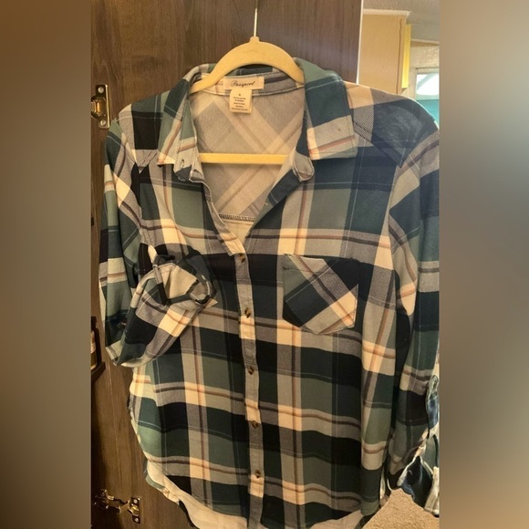 ‘Passport’ from Buckle. Size medium, high-low, plaid button down - Picture 2 of 4